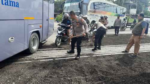 Perbaikan sementara perlintasan kereta api sebidang di Jalan Gatot Subroto, Desa Karangasih, Kecamatan Cikarang Utara