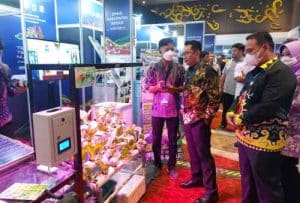 Pj Bupati Bekasi Dani Ramdan didampingi Kepala Dinas Pemberdayaan Masyarakat dan Desa (DPMD) Kabupaten Bekasi Rahmat Atong meninjau inovasi Hydroponic Control yang dipamerkan di acara pameran Teknologi Tepat Guna (TTG) Nusantara XXIII Tahun 2022, Rabu (19/02).