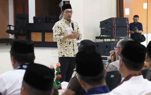 Gubernur Jawa Barat, Ridwan Kamil saat memimpin pertemuan dengan seluruh Camat dan Kepala Desa se-Kabupaten Bekasi di Gedung Wibawamukti, Komplek Pemerintah Kabupaten Bekasi, Kecamatan Cikarang Pusat, Jum’at (21/10).