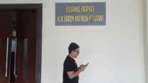 Ruang rapat yang terletak di lantai II gedung Bupati Bekasi saat ini telah menyandang nama baru, yakni KH. Raden Ma'mun Nawawi