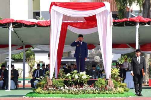 Pj Bupati Bekasi Dani Ramdan saat memimpin upacara peringatan hari sumpah pemuda ke-94 Tahun 2022 tingkat Kabupaten Bekasi di Lapangan Plaza Pemda Kabupaten Bekasi, Kecamatan Cikarang Pusat pada Jum'at (28/10).