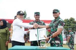 Pj. Bupati Bekasi Dani Ramdan saat menghadiri penutupan Kegiatan TNI Manunggal Membangun Desa (TMMD) Kabupaten Bekasi Ke-115 yang dilaksanakan di Desa Kertajaya Kecamatan Pebayuran, Rabu (09/11).