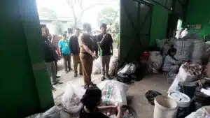 Pj Bupati Bekasi Dani Ramdan saat mengunjungi lokasi Pusat Daur Ulang (PDU) Mekarmukti di Desa Mekarmukti, Cikarang Utara, Rabu (23/11).