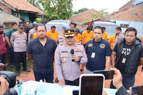 Kapolres Metro Bekasi Kombes Gidion Arif Setyawan saat melakukan gelar perkara di lokasi kejadian, tepatnya di Jalan Rengasbandung, Kecamatan Kedungwaringin, Jumat (25/11).