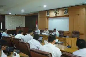 Pj Bupati Bekasi Dani Ramdan saat memimpin rapat bersama Tim Koordinasi Percepatan Penanggulangan Pengangguran Daerah di Kabupaten Bekasi di ruang rapat K.H Mamun Nawawi, Kantor Bupati Bekasi, Komplek Pemkab Bekasi, Cikarang Pusat pada Rabu (16/11).