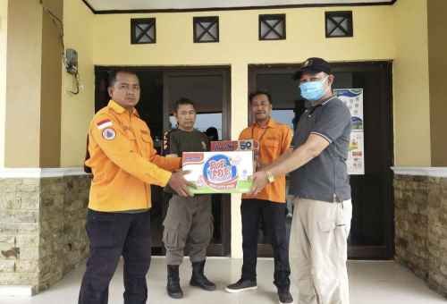 Petugas BPBD Kabupaten Bekasi melakukan serah terima bantuan untuk warga terdampak banjir yang diserahkan kepada pihak Kecamatan Muaragembong, pada Sabtu (26/11)