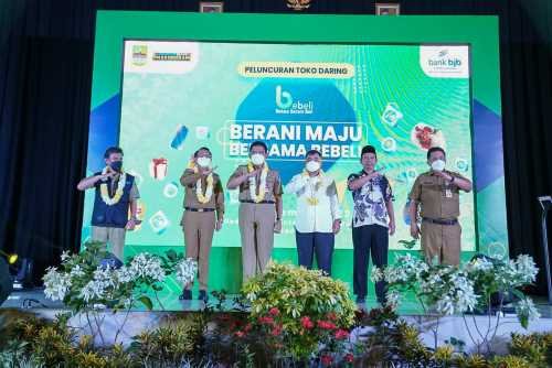 Pj Bupati Bekasi melaunching peluncuran toko online Bekasi Berani Beli (BEBELI) di gedung Swatantra Wibawamukti komplek pemkab Bekasi pada Senin, (28/11).