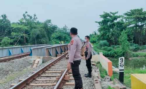 Panit Samapta Aiptu Hendro bersama personil Polsek Cikarang Utara, melaksanakan cek TKP, korban tersambar kereta, diperlintasan kereta api, Kp. Pulo kecil, Rt 01 Rw 01, Ds Simpangan, kec cikarang Utara, kab Bekasi, Minggu (06/11).