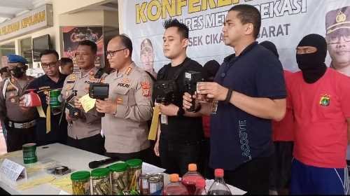 Kapolres Metro Bekasi Kombes Gidion Arif Setyawan saat gelar perkara praktek kejahatan makanan kedaluwarsa di Kampung Bojong Koneng, Kecamatan Cikarang Barat, Kamis (24/11).
