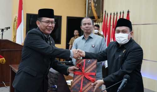 Penyempaian nota penjelasan ketiga raperda tersebut disampaikan Pj Bupati Bekasi Dani Ramdan pada rapat paripurna yang berlangsung di Gedung DPRD Kabupaten Bekasi, Selasa (08/11).