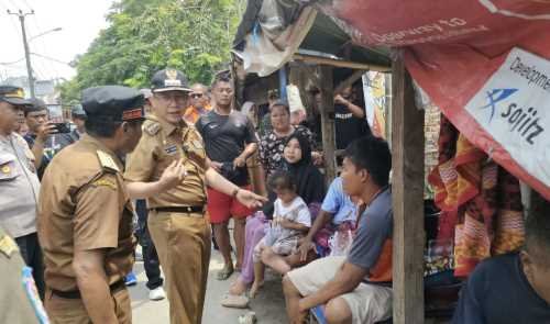 Pj Bupati Bekasi Dani Ramdan meninjau warga yang terdampak banjir di Desa Bojongsari Kecamatan Kedungwaringin pada Senin (05/12).