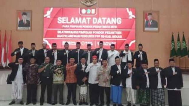Pj Bupati Bekasi Dani Ramdan saat menghadiri Silaturahmi dan Pelantikan Pengurus Forum Pondok Pesantren (FPP) Kabupaten Bekasi, di Gedung Wibawa Mukti Cikarang Pusat, Kamis (08/12).