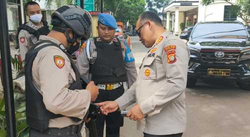 Kapolres Metro Bekasi Kombes Gidion Arif Setyawan saat memastikan kesiapan seluruh personel penjagaan dengan melakukan pengecekan langsung kepada setiap anggota yang bertugas di Mapolres Metro Bekasi, Rabu (07/12).