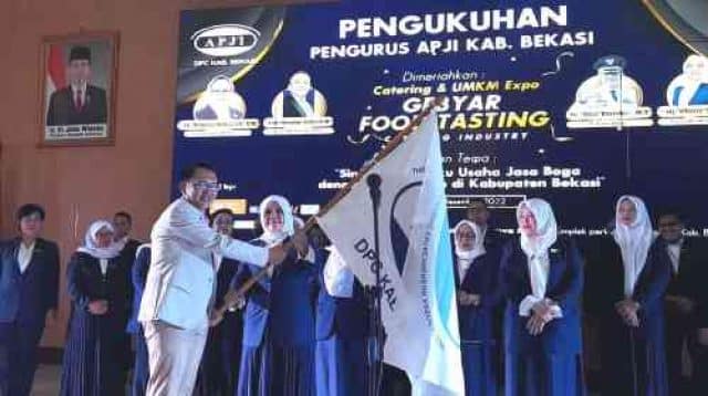 Pj Bupati Bekasi Dani Ramdan menghadiri pengukuhan pengurus Asosiasi Pengusaha Jasa Boga Indonesia (APJI) Kabupaten Bekasi 2022 – 2027 di Gedung Swatantra Wibawa Mukti, Komplek Pemkab Bekasi, Cikarang Pusat, pada Kamis, (01/12).