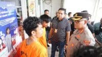 Kapolres Metro Bekasi, Kombes Gidion Arif Setiaawan saat gelar perkara di pelataran minimarket di MT Haryono, Kp. Burangkeng, Desa Burangkeng, Kecamatan Setu, Selasa (06/12).