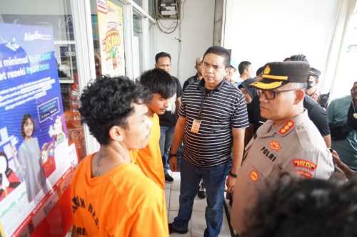 Kapolres Metro Bekasi, Kombes Gidion Arif Setiaawan saat gelar perkara di pelataran minimarket di MT Haryono, Kp. Burangkeng, Desa Burangkeng, Kecamatan Setu, Selasa (06/12).