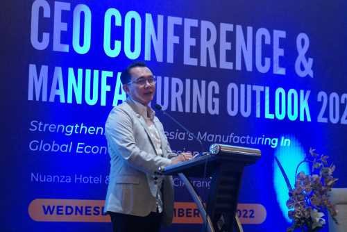 Pj. Bupati Bekasi, Dani Ramdan saat menjadi pembicara pada kegiatan CEO Conference & Manufacturing Outlook 2023 di Cikarang Selatan, Rabu (07/12) kemarin.