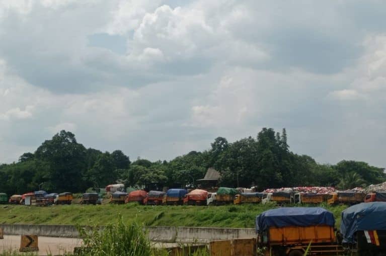 Antrean panjang truk sampah yang akan memasuki TPA Burangkeng akibat longsornya tumpukan sampah yang terjadi sejak Jum'at (09/12) lalu.