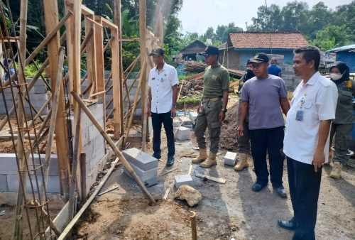 Pemerintahan Kecamatan Bojongmangu memonitoring pembangunan dua rumah warga yang sebelumnya ludes dilalap si jago merah pada Rabu (07/12).