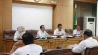 Pj Bupati Bekasi Dani Ramdan saar memimpin Rapat Evaluasi Laporan dan Pelaksanaan Kegiatan Pembangunan Pemerintah Kabupaten Bekasi Tahun 2022 di Ruang Rapat KH. R. Mamun Nawawi, Komplek Perkantoran Pemkab Bekasi.