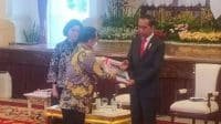 Presiden Jokowi saat menyerahkan Daftar Isian Pelaksanaan Anggaran (DIPA) dan Buku Daftar Alokasi Transfer ke Daerah tahun 2023 di Istana Negara, Kamis (01/12).