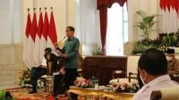 Presiden Joko Widodo memimpin sidang kabinet yang dihadiri Wakil Presiden Ma'ruf Amin, para menteri Kabinet Indonesia Maju dan sejumlah kepala lembaga tinggi negara di Istana Negara Jakarta pada Selasa (06/12).