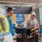 Sejumlah siswa jurusan Teknik Transmisi Telekomunikasi SMK Telesandi saat mempraktekan penggunaan tempat penyimpanan paket Telsbox di acara acara Innovation and Technologi Expo 2022 di Gedung Graha Pariwisata Kabupaten Bekasi, Senin (05/12).
