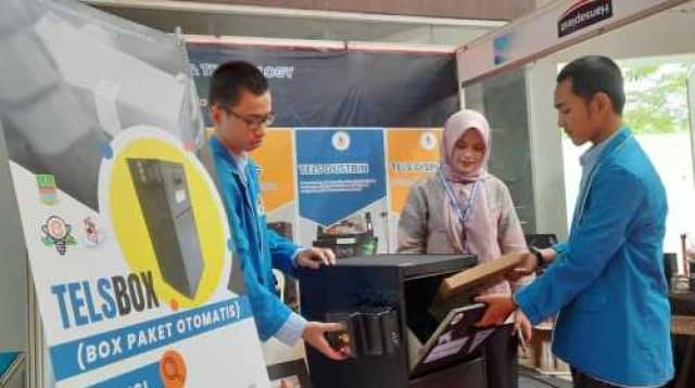 Sejumlah siswa jurusan Teknik Transmisi Telekomunikasi SMK Telesandi saat mempraktekan penggunaan tempat penyimpanan paket Telsbox di acara acara Innovation and Technologi Expo 2022 di Gedung Graha Pariwisata Kabupaten Bekasi, Senin (05/12).