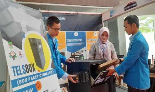 Sejumlah siswa jurusan Teknik Transmisi Telekomunikasi SMK Telesandi saat mempraktekan penggunaan tempat penyimpanan paket Telsbox di acara acara Innovation and Technologi Expo 2022 di Gedung Graha Pariwisata Kabupaten Bekasi, Senin (05/12).