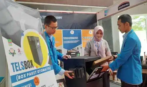 Sejumlah siswa jurusan Teknik Transmisi Telekomunikasi SMK Telesandi saat mempraktekan penggunaan tempat penyimpanan paket Telsbox di acara acara Innovation and Technologi Expo 2022 di Gedung Graha Pariwisata Kabupaten Bekasi, Senin (05/12).
