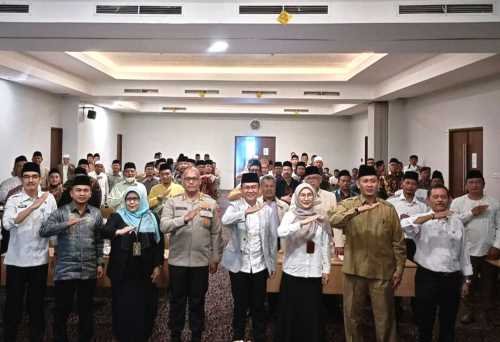 Pj Bupati Bekasi Dani Ramdan menghadiri acara Silaturahmi Ulama dan Umaro se-Kabupaten Bekasi, yang berlangsung di Hotel Grand Cikarang, Desa Pasirgombong, Kecamatan Cikarang Utara, pada Rabu (07/12).