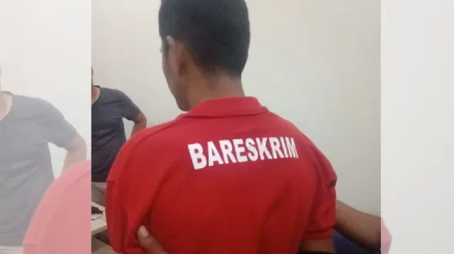Bermodal kaos bertuliskan ‘Bareskrim’ dan masker berlogo Polri, polisi gadungan berinisial HW itu berhasil menipu korbannya hingga Rp50 juta.
