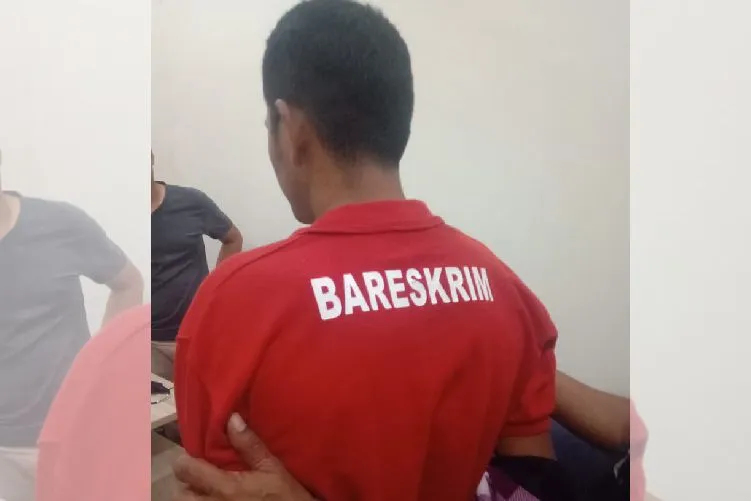 Bermodal kaos bertuliskan ‘Bareskrim’ dan masker berlogo Polri, polisi gadungan berinisial HW itu berhasil menipu korbannya hingga Rp50 juta.