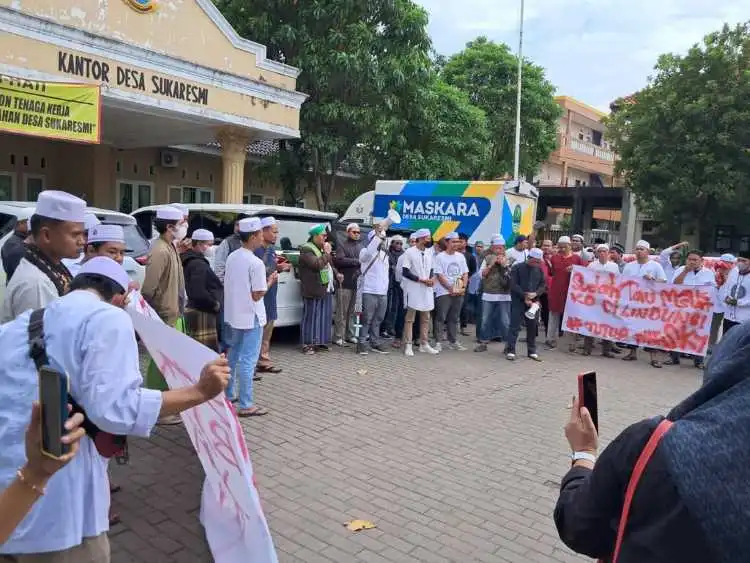 Sejumlah massa mengawal proses audiensi warga dengan pihak managament The Sky Restauran dan Bistro di kantor desa Sukaresmi, Kecamatan Cikarang Selatan, Senin (23/01).