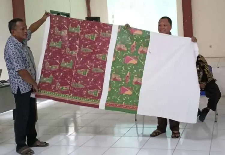 Batik Bekasi Khas Cibarusah mulai diperkenalkan ke sekolah-sekolah.