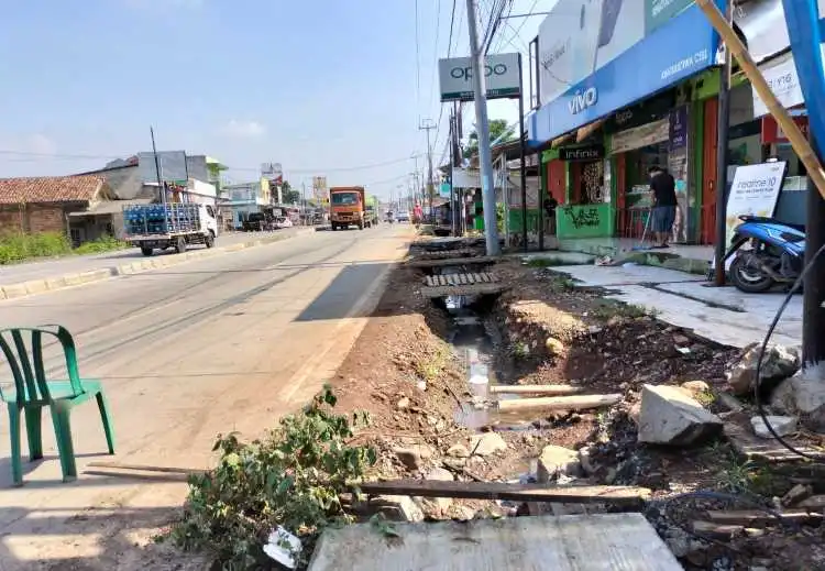 Mangkrak! Drainase pada Proyek peningkatan jalan provinsi di ruas Jalan Cibarusah Mekarmukti atau yang kini berganti nama menjadi Jalan KH. Raden Ma'mun Nawawi, Sabtu (14/01).