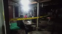 Pasca kejadian angota Polsek Pebayuran memasang police line di lokasi kejadian, tepatnya di di Kampung Teko Tengah RT 002 RW 003, Desa Kertajaya, Kecamatan Pebayuran, Jum'at (13/01) malam.