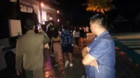 Muda-mudi yang sudah berkumpul dan siap untuk berjoget diiringi disk jockey (DJ) terpaksa harus kembali saat petugas gabungan yang terdiri dari Satuan Polisi Pamong Praja (Satpol PP) Polres Metro Bekasi dan Detasemen Polisi Militer (Denpom) tiba di lokasi, Jum'at (27/01) malam.