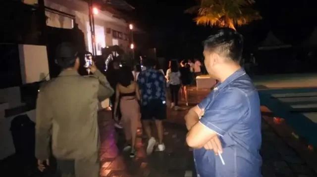 Muda-mudi yang sudah berkumpul dan siap untuk berjoget diiringi disk jockey (DJ) terpaksa harus kembali saat petugas gabungan yang terdiri dari Satuan Polisi Pamong Praja (Satpol PP) Polres Metro Bekasi dan Detasemen Polisi Militer (Denpom) tiba di lokasi, Jum'at (27/01) malam.