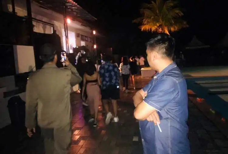 Muda-mudi yang sudah berkumpul dan siap untuk berjoget diiringi disk jockey (DJ) terpaksa harus kembali saat petugas gabungan yang terdiri dari Satuan Polisi Pamong Praja (Satpol PP) Polres Metro Bekasi dan Detasemen Polisi Militer (Denpom) tiba di lokasi, Jum'at (27/01) malam.