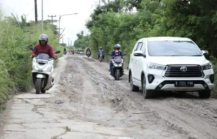 Pemerintah Kabupaten Bekasi tahun ini akan melakukan pengerjaan perbaikan ruas Jalan Cikarang Bekasi Laut (CBL) yang dilaksanakan secara bertahap.