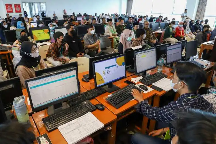 Proses pengolahan data Regsosek di Gedung Institut Teknolgo Sains Bandung (ITSB) Cikarang Pusat