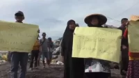 Dengan membawa poster dan spanduk penolakan, warga menggelar orasi serta mendesak agar TPS ilegal yang berada di Jalan Tanah Merah, Kampung Sungai Niri, Desa Segarajaya, Kecamatan Tarumajaya itu ditutup, Selasa (24/01) siang.