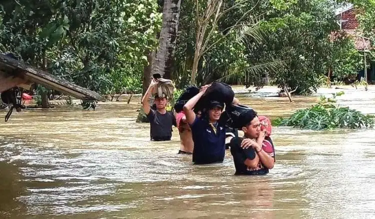 Banjir yang menerjang pemukiman warga di wilayah Kecamatan Cikarang Timur, Senin (27/02/2023) pagi.