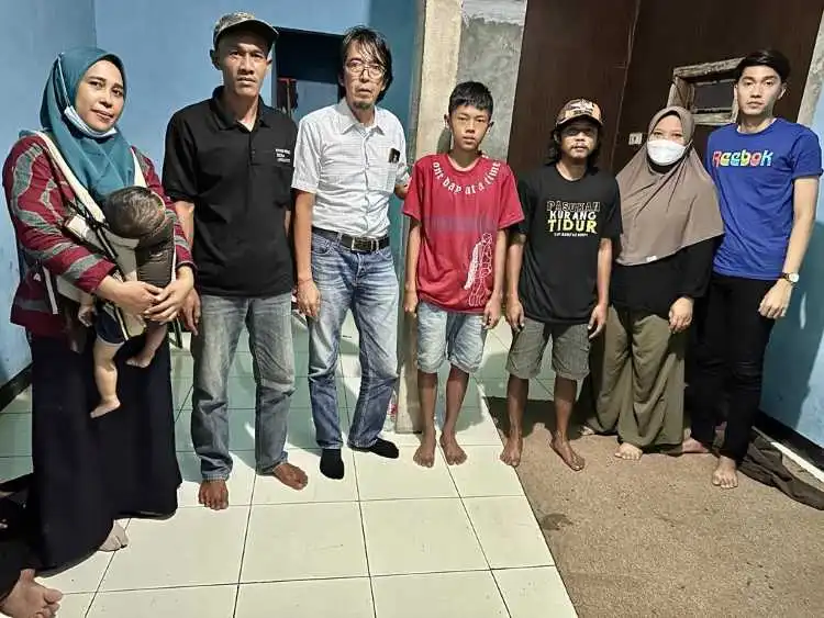PSM Desa Jayamukti, aparatur desa dan Karang Taruna setempat membantu kepulangan Satria Wijaya (16) ke Jawa Timur yang ditemukan terlantar di wilayah Kabupaten Bekasi, Senin (13/12) malam.