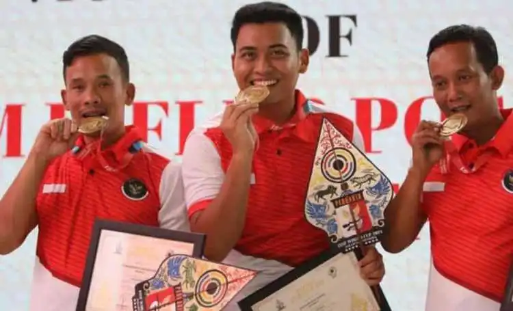 Atlet menembak asal Kabupaten Bekasi, Trisnarmanto (kiri) sukses meraih medali emas nomor 50 Meter Rifle 3 Positions Team Men bersama Busri Muhammad Hasan dan Gustafian Fathur di ajang ISSF World Cup 2023.