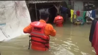 Personil BPBD Kabupaten Bekasi diterjunkan untuk meminimalisir dampak banjir yang lebih parah dengan melakukan evakusi terhadap warga yang bermukim di bantaran Kali Ulu, Kecamatan Cikarang Utara, Minggu (12/02) siang.