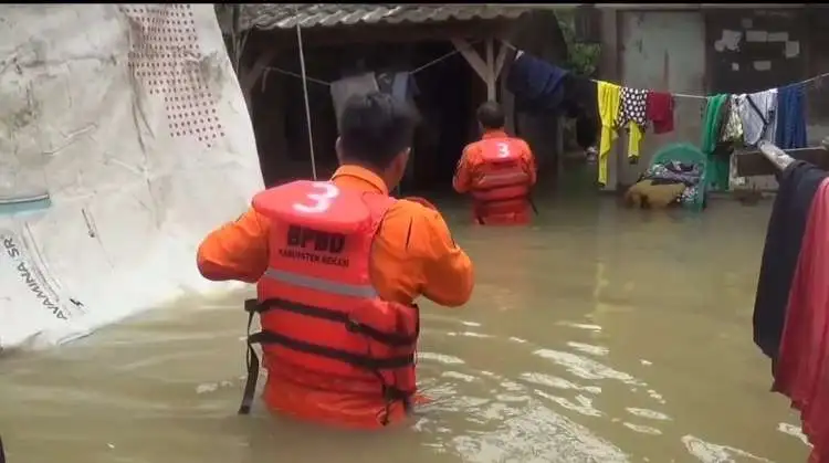Personil BPBD Kabupaten Bekasi diterjunkan untuk meminimalisir dampak banjir yang lebih parah dengan melakukan evakusi terhadap warga yang bermukim di bantaran Kali Ulu, Kecamatan Cikarang Utara, Minggu (12/02) siang.