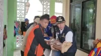 Pj Bupati Dani Ramdan ikut mengevakuasi warga Kabupaten Bekasi terdampak banjir yang sakit, di Desa Kedungjaya Kecamatan Babelan, pada Sabtu (25/02/2023).