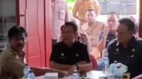 Penjabat Bupati Bekasi Dani Ramdan saat bertemu dengan perwakilan warga Kampung Jati, Desa Burangkeng, Kecamatan Setu yang lahannya terkena pembebasan untuk perluasan TPA di Kantor Desa Burangkeng.